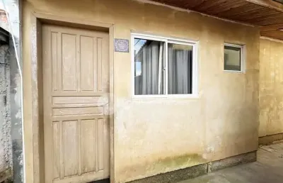 Casa com 2 quartos para alugar na Rua Clávio Molinari, 625, Capão da Imbuia, Curitiba