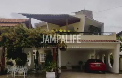 Linda casa com porteira fechada em condomínio no altiplano cabo branco