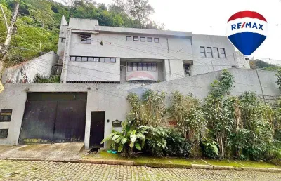 Casa a venda no cosme velho. 344m2 de área útil. 4 suites,  3 vagas cobertas, piscina, churrasqueira e uma vista linda