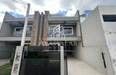 Sobrado á venda no bairro umbara com 03 dormitórios sendo um suíte com varanda