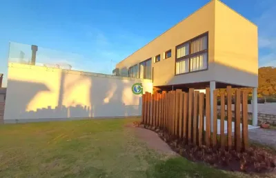 Magnífica casa alto padrão semi-mobiliada à venda na praia do vigia no centro de