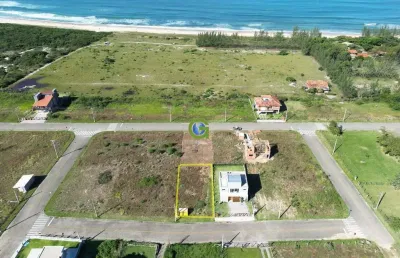 Lote à venda com 383 m². localizado a 400 metros do mar.