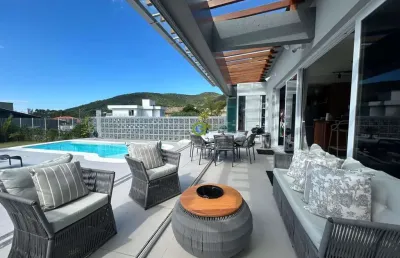 Casa à venda recém construida de alto padrão –  400m do mar