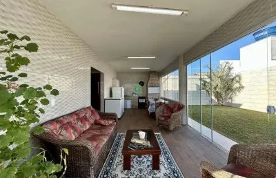 Casa à 400m do mar com 5 dormitórios e espaço gourmet na praia da pinheira palho