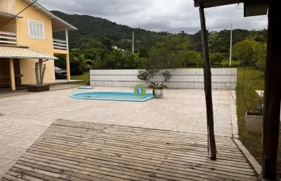 Aluguel por temporada: refúgio exclusivo a apenas 500 metros da praia!