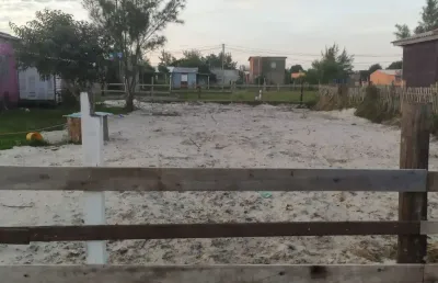 Terreno escriturado na praia do magistério iptu em dia. região de moradores fixos