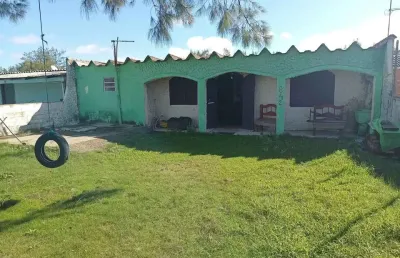 Casa sozinha no terreno uma quadra do mar em região de moradores  r$85,000