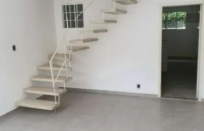 Casa com 2 quartos para alugar na Rua Adolfo Casais Monteiro, Jardim Prudência, São Paulo