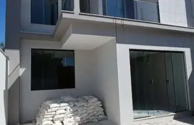 Casa para venda em rio das ostras, novo rio das ostras, 3 dormitórios, 2 suítes, 4 banheiros, 1 vaga