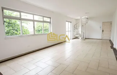 Excelente apartamento tipo duplex com 208m² de área útil a uma quadra (100m) da