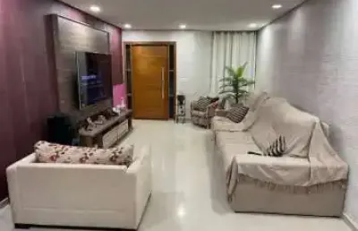 Sobrado com 250 m² 3 dormitorios sendo 1 suíte com sacada e 4 vagas
