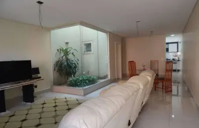 Sobrado com 245 m² 3 doemitorios sendo 3 suites e 5 vagas de garagens