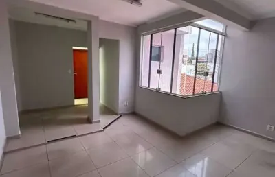 Sobrado com 214 m² 6 dormitorios sendo 1 suite e 2 vagas de garagens