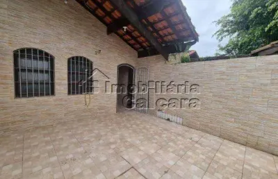 Casa com 03 dormitórios, com edícula e churrasqueira á 300 metros da praia!!!