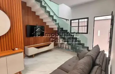 Casa em condomínio fechado com 02 dormitórios, com piscina e churrasqueira!!!