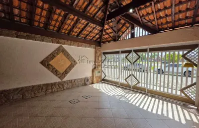 Casa com 03 dormitórios no caiçara, á 600 metros da praia!!!