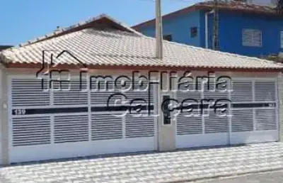 Casa nova com 02 dormitórios no mracanã, á 100 metros da praia!!