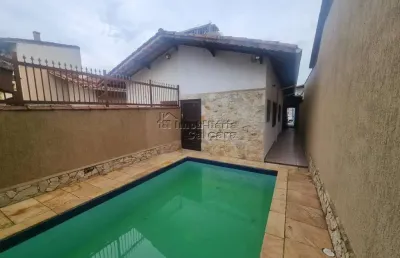 Casa com piscina no caiçara, á 200 metros da praia!!!