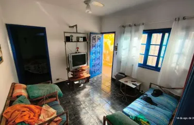 Oportunidade no solemar, á 100 metros da praia casa com 02 dormitórios!!