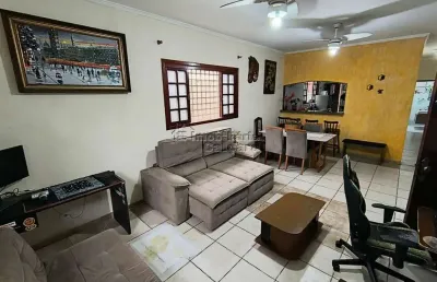 Casa com 03 dormitórios no maracanã, á 400 metros da praia, agende sua visita!