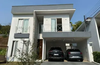 Casa lindíssima, dois andares, 250m². 04 quartos, completamente mobiliada, residencial tridentes