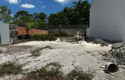 Vendo esse lindo lote com 275m², plano na melhor rua do condomínio