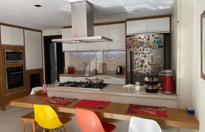 Casa averbada, com mobilia e piscina no bairro floresta !!
