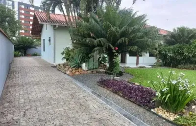 Ampla residência averbada a venda no bairro costa e silva !!