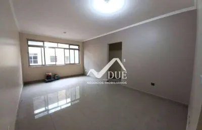 Apartamento 3 dormitórios, 2 banheiros, vaga demarcada, portaria, 100% reformado com 94m2 de áreà útil. santos no marapé próximo a carvalho.