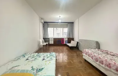 Sala living, na quadra da praia r .arthur assis. pode ser dividido pois tem 50m2 de área útil com elevador e vaga  r$ 305.000 - boqueirão - santos/sp