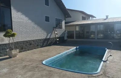 Casa espaçosa com piscina e edícula no centro de são josé!