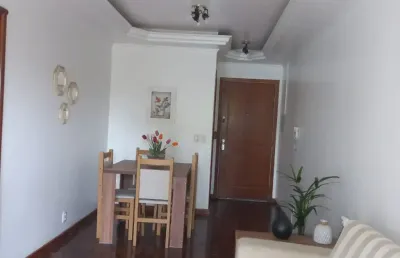 Apartamento com sacasa de frente  de 2 quartos, 2 banheiros, 1 vaga de garagem
