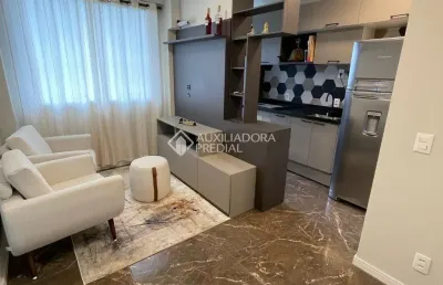 Apartamento semi mobiliado de 2 dormitórios, vaga coberta e escriturada
