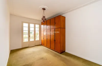 Apartamento de frente, com 92m² privativos distribuídos em 3 dormitórios sendo um deles com sacada.