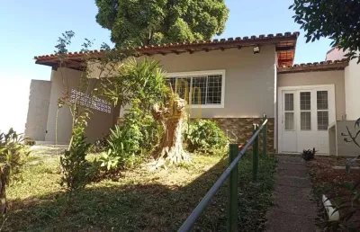 Linda casa totalmente reformada, em um bairro charmoso e tranquilo muito arborizado pra quem quer viver em meio a natureza e sofisticacao.