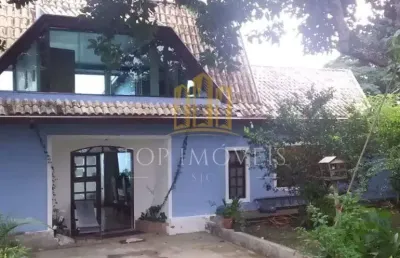 Maravilhosa casa tres dormitorios em condominio fechado na zona leste