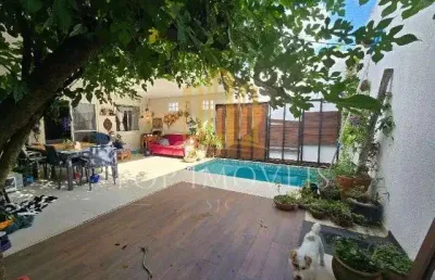 Casa em condominio fechado, 2 dormitorios, com piscina aquecida, area gourmet repleto de planejados