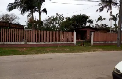 A casa é uma moradia aconchegante com sala de estar