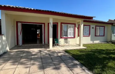 Excelente casa com 3 dormitórios a apenas 150 metros do mar no bairro salinas