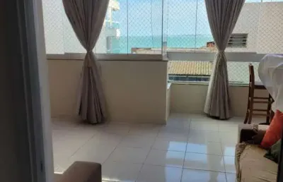 Apartamento à venda com vista mar, com dois quartos (1 suíte), varanda, sala de estar e jantar, área de serviço e 1 vaga de garagem e elevador.