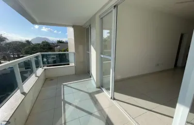 Apartamento à venda com 2 quartos, 1 suíte, varanda de frente para rua, 1 vaga de garagem e localização privilegiada. prédio com elevador