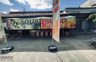 Casa comercial à venda, com ponto de frente para uma das principais avenidas da praia do morro, ainda conta com 6 suítes para locação de temporada.