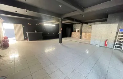 Loja ampla para locação, frente a rua principal, fluxo alto de veículos e pessoas, na praia do morro, guarapari es.