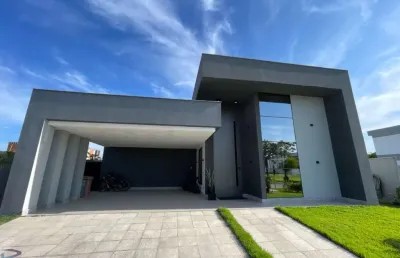 Venha se encantar com esta maravilhosa casa linear à venda no prestigiado condomínio alphaville jacuhy, em serra - es.