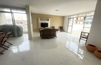 Cobertura à venda com 3 quartos, sendo duas suítes, amplas salas de estar/jantar, muito arejado, com áreas laterais e dependência completa.