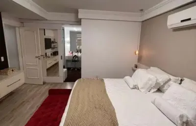 Cobertura linear decorada à venda no centro de guarapari, 4 quartos e 3 vagas de garagem, área de lazer completa.