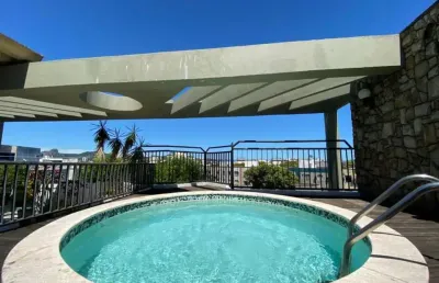 Cobertura de frente, vista livre, linear com 3 quartos, 2 suítes, piscina, 2 vagas,  em jardim da penha, vitória es.