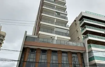 Apartamento na orla com área de lazer de frente para a praia.