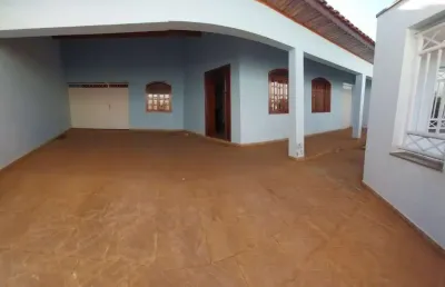 Casa em tatuí, dr. laurindo, térrea, 3 quartos (2 suítes), quintal grande.