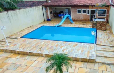 Praia do guaiúba - casa com 04 dormitórios - piscina e churrasqueira - vaga para 06 automóveis.